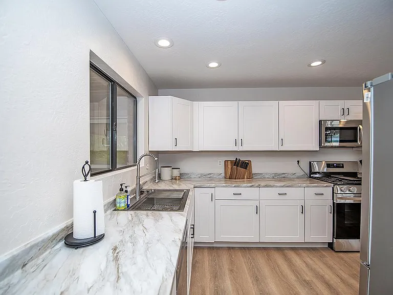 921 W Sherman Ave — Photo 8
