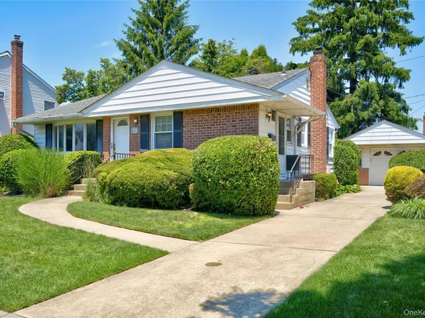 41 Elwood Avenue, Hicksville, NY 11801