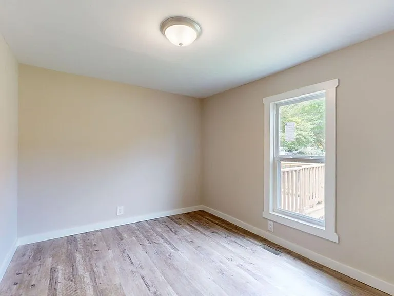 308 Queens Rd — Photo 12