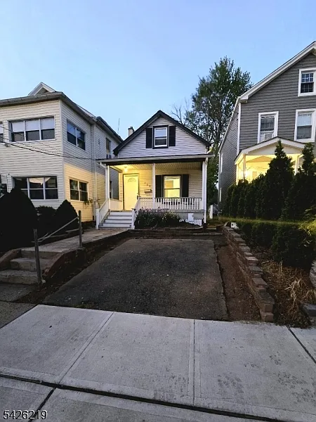 3 bed, 1.0 bath, $2,500 — Photo 1