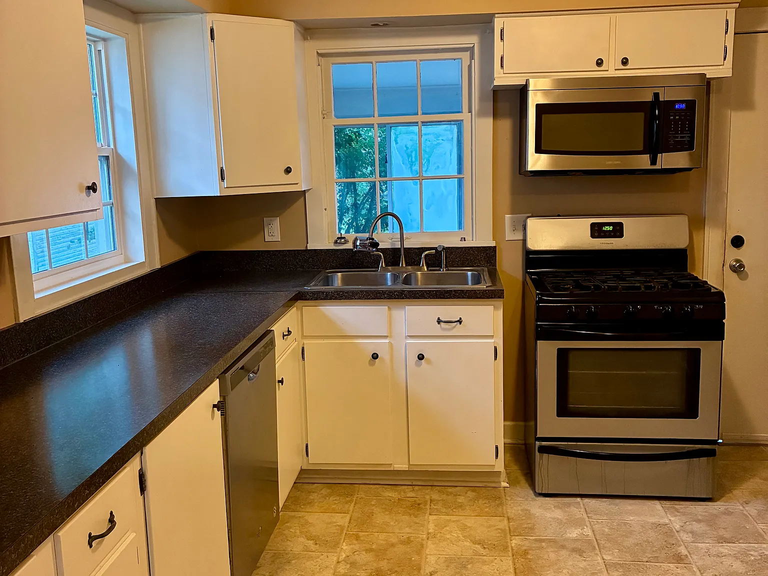 2 bed, 1.5 bath, 1132 sqft, $1,850 — Photo 4