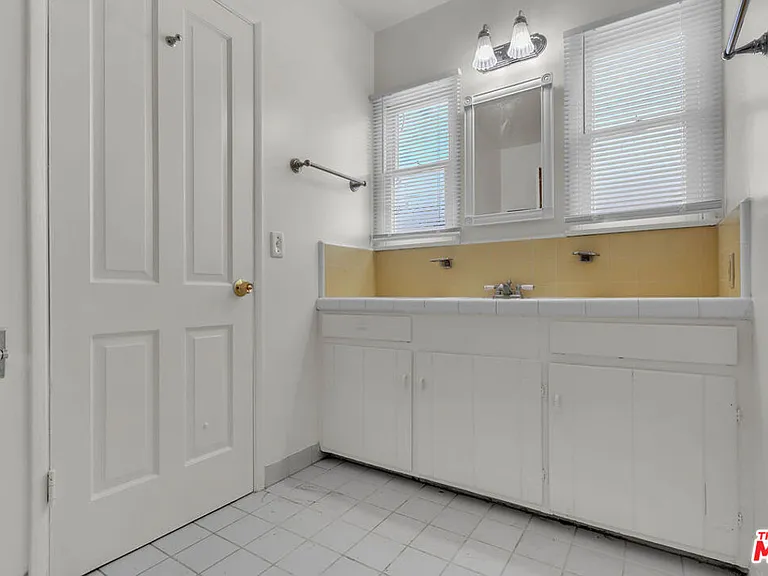 9322 Lasaine Ave — Photo 21