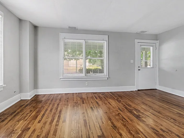 110 E Henry St #110 — Photo 3
