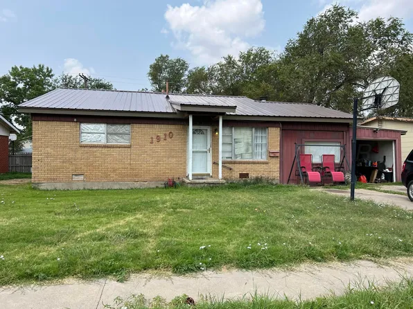 1910 Drake Dr, Perryton, TX 79070
