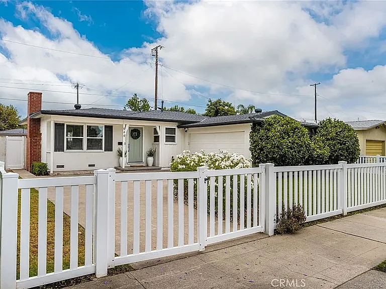 944 W Acacia Ave — Photo 3