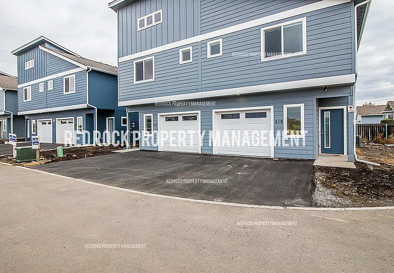 319 S Woodlawn Ln — Photo 2