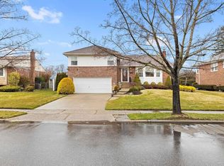 231 Normandy Rd, Massapequa, NY 11758