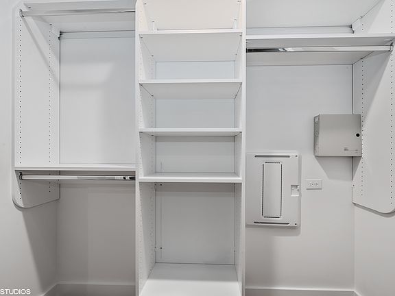 4th image of 4405 N Artesian Ave #211