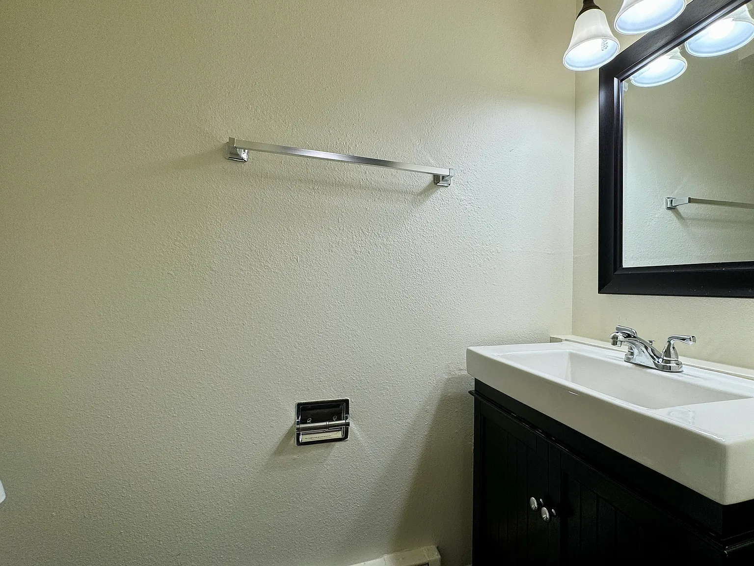 3 bed, 1.5 bath, 992 sqft, $3,500 — Photo 4