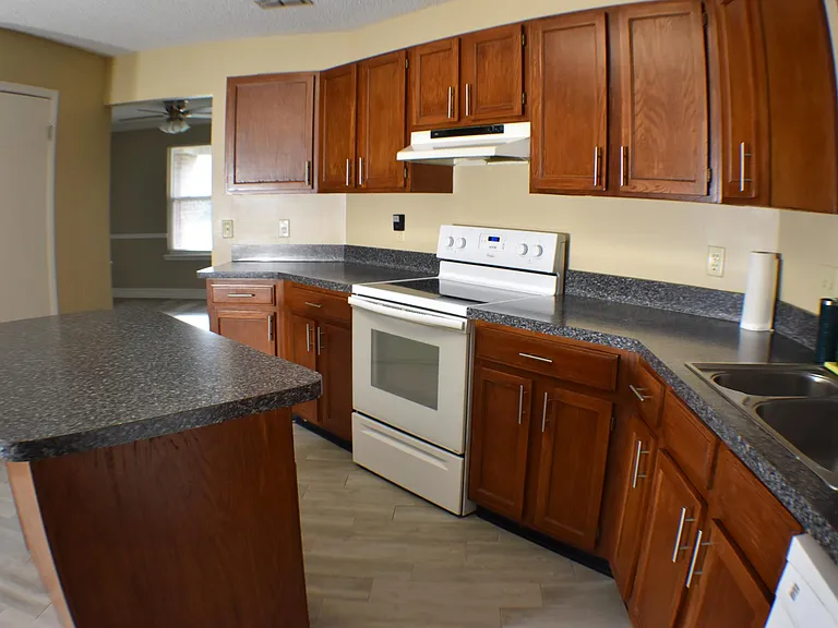 10439 Inverness Dr — Photo 15