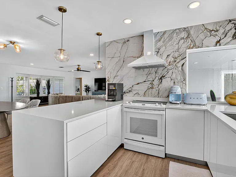 891 SW Hickory Ter — Photo 10