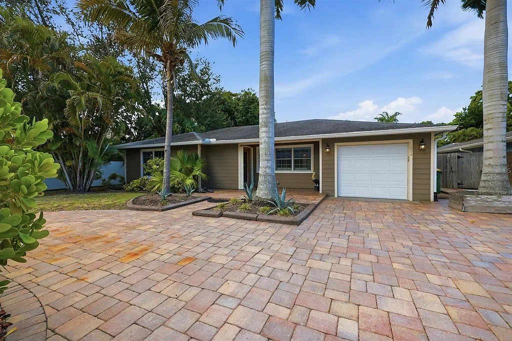 3 bed, 3.5 bath, 1867 sqft, $4,300 — Photo 1