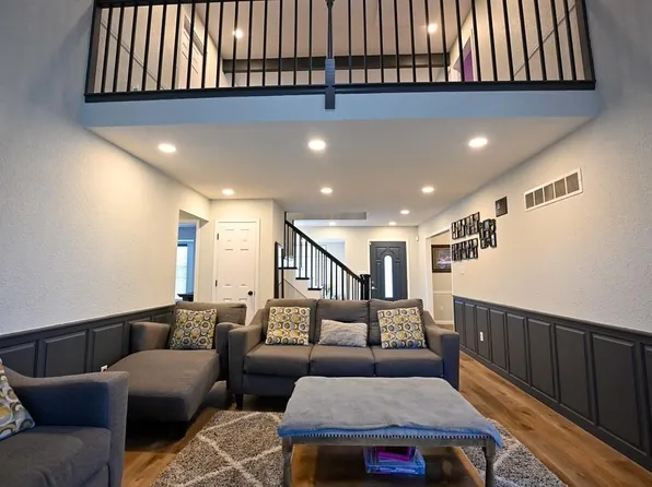 2100 NW 12th St, Blue Springs, MO 64015