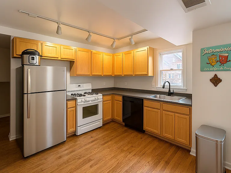 3740 N Janssen Ave #CH — Photo 4