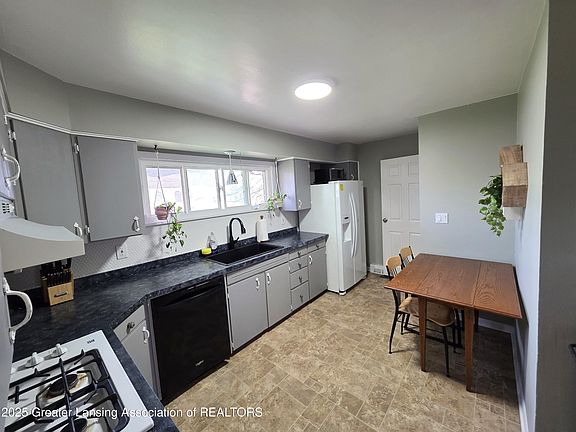 4th image of 1556 Greencrest Ave