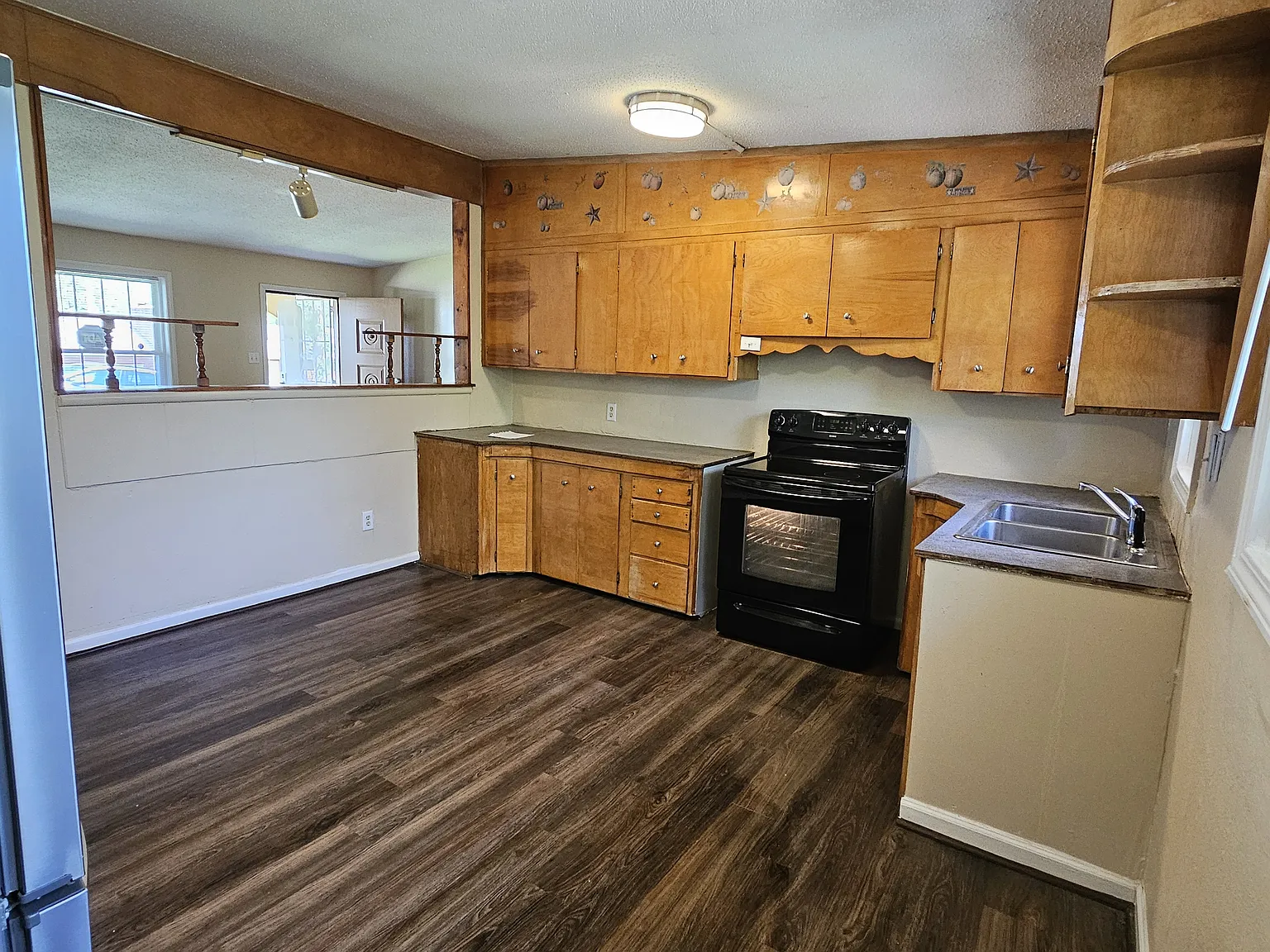 5 bed, 2200 sqft, $1,650 — Photo 2