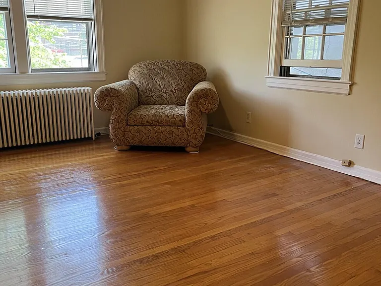 935 Castleton Ave — Photo 3