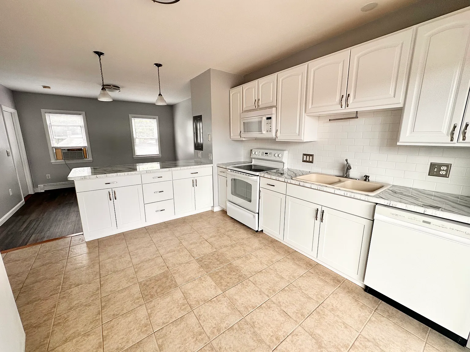 3 bed, 1000 sqft, $2,800 — Photo 2