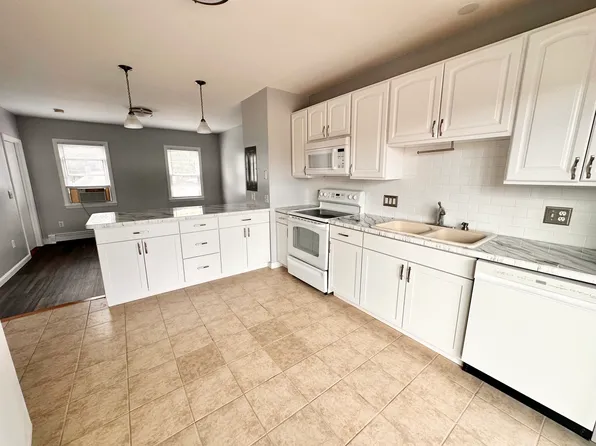3 Groton Rd, North Chelmsford, MA 01863