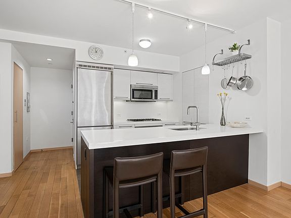 4th image of 311 E 11th St #Penthouse 2b
