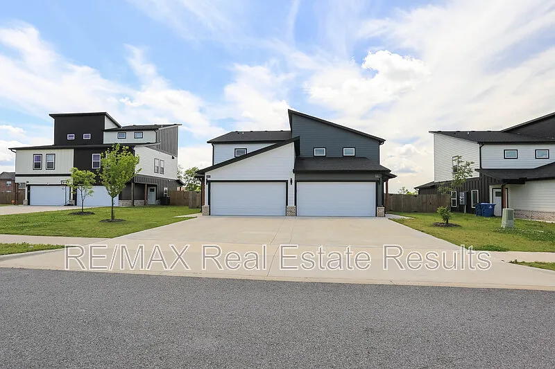 Building Photo - 1401 Poigai Way #1