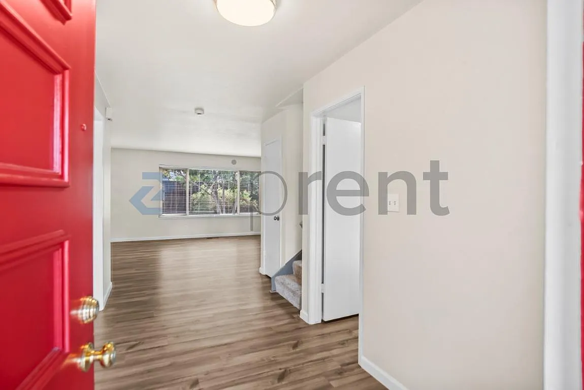 5 bed, 2.5 bath, 2352 sqft, $5,995 — Photo 4