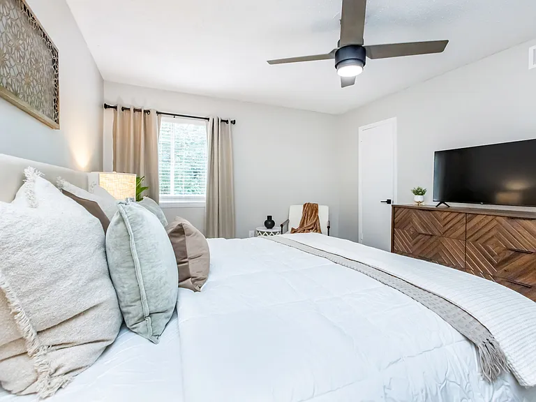 Silverstone Apartments — Photo 13