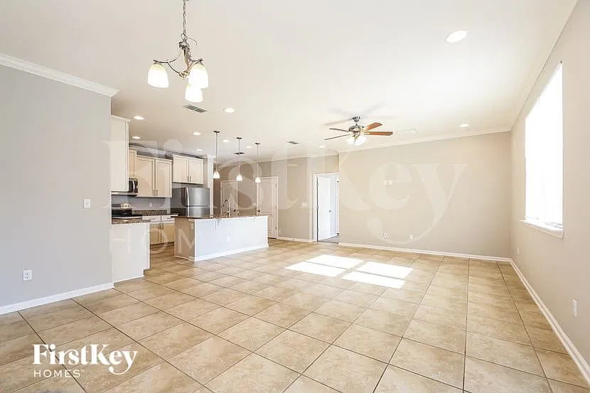 4 bed, 2.5 bath, 2350 sqft, $2,875 — Photo 3