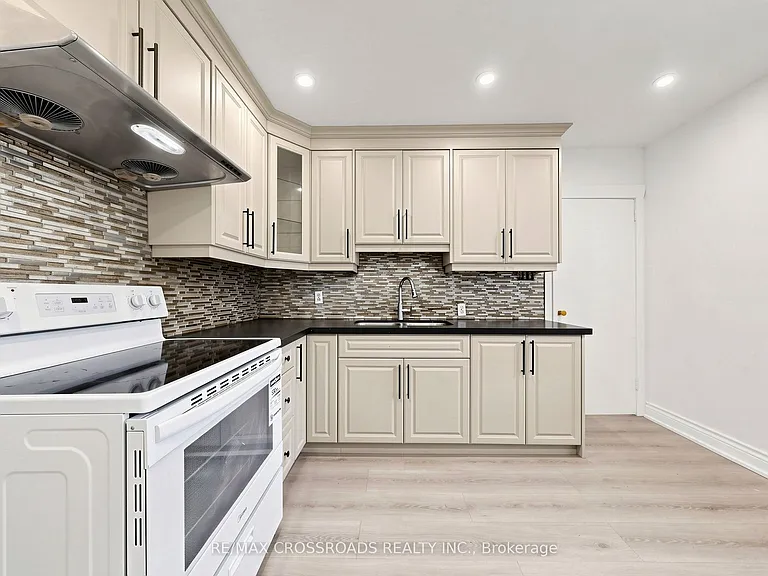 1496 Simcoe St N — Photo 15