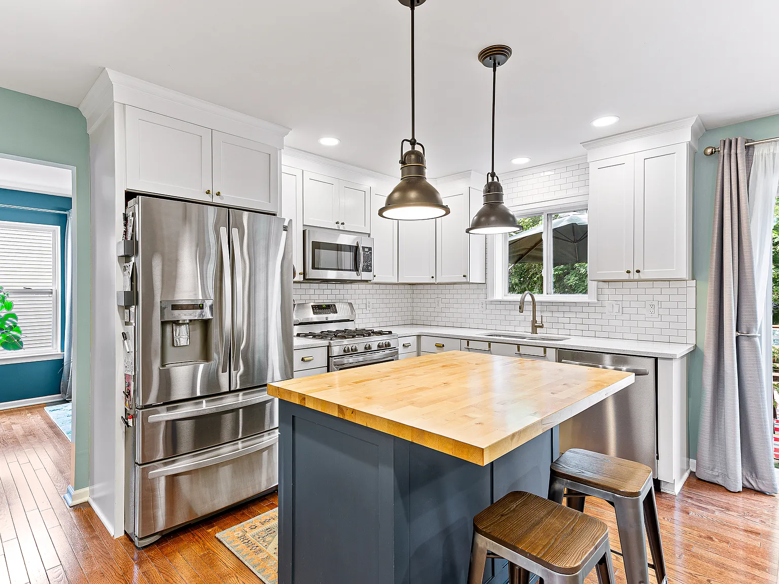 4 bed, 2.5 bath, 2305 sqft, $3,400 — Photo 3