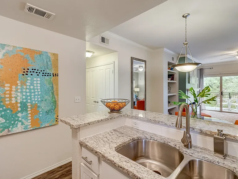 Riverbend Apartments — Photo 6