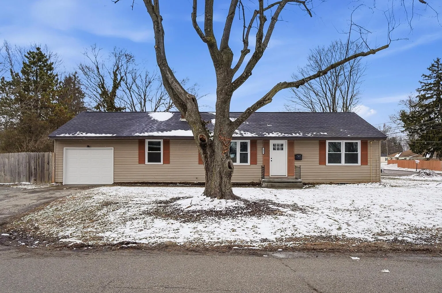 1035 E Fulton St photo 1