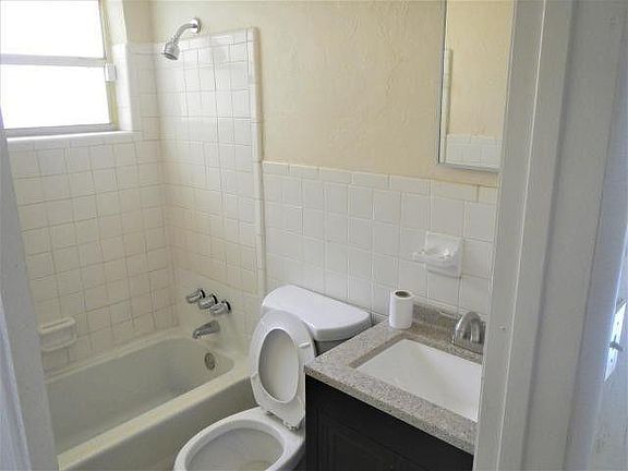 2nd image of 909 SE Nassau Ave