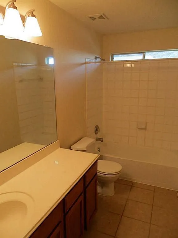 4 bed, 2.5 bath, 2236 sqft, $2,250 — Photo 2