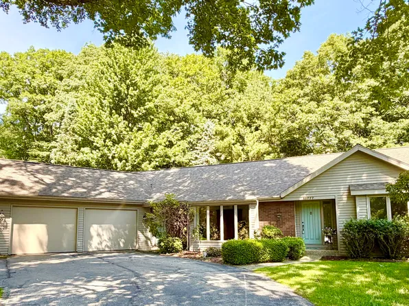 18777 Iroquois Dr, Spring Lake, MI 49456