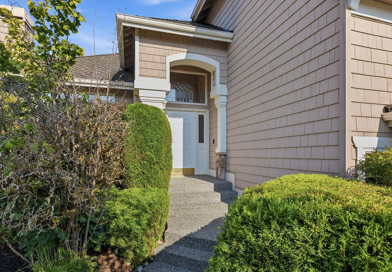 5 bed, 2365 sqft, $4,100 — Photo 3