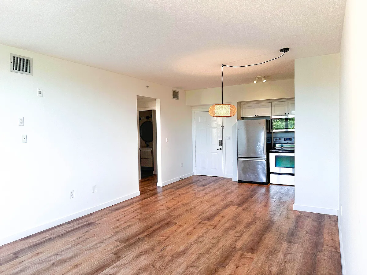 Building Photo - 2630 SW 28th St #58