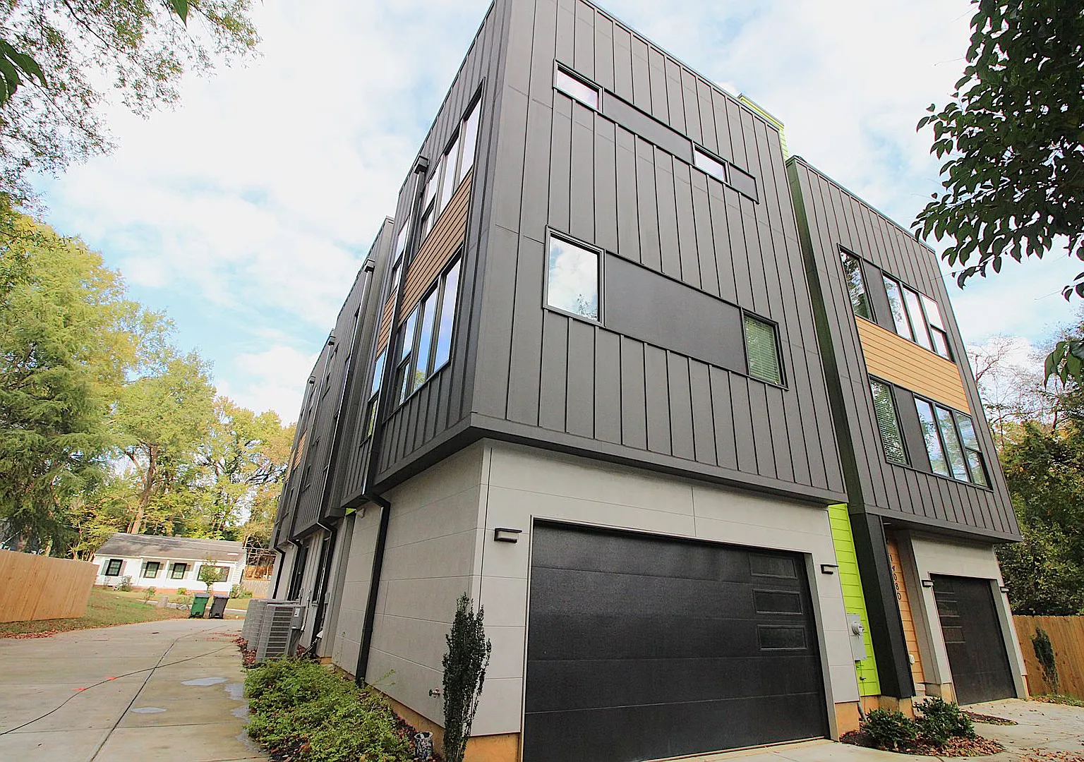 (Coming Soon) Move-in Ready Modern Townhome!! — Photo 4