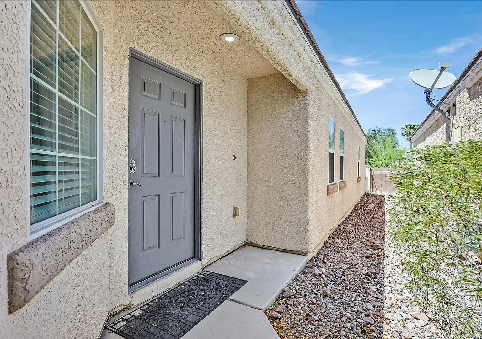 Stunning 3-Bedroom Townhome with Spacious Backyard & Fireplace — Photo 3
