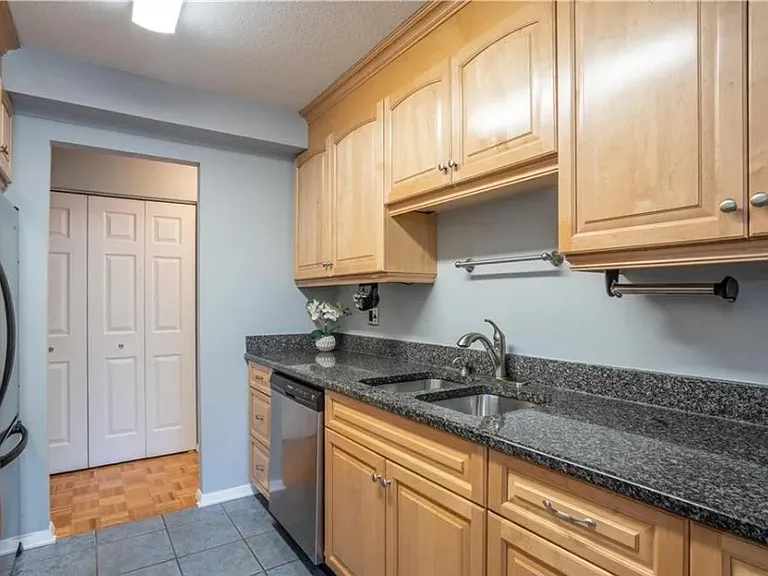 887 Farmington Ave #1E — Photo 9
