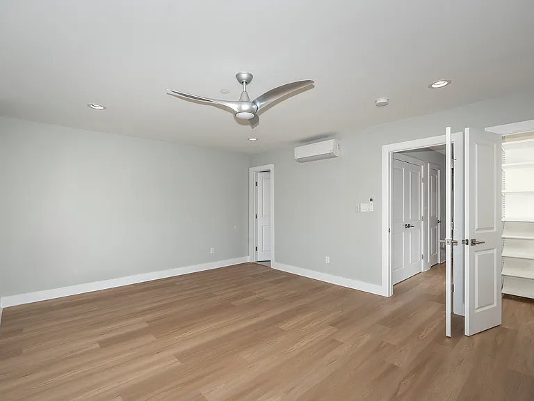 Fairfield Townhouse At Valley Stream — Photo 12