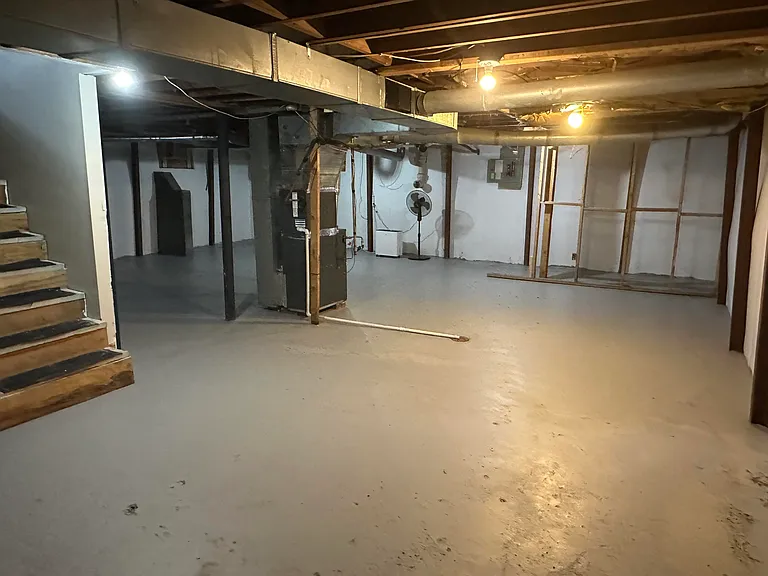 135 Willis Ave — Photo 40