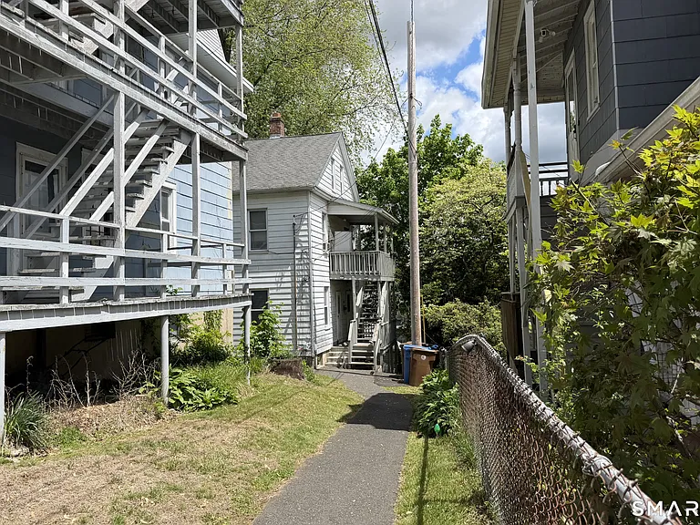 109 1/2 Oak Ave — Photo 2