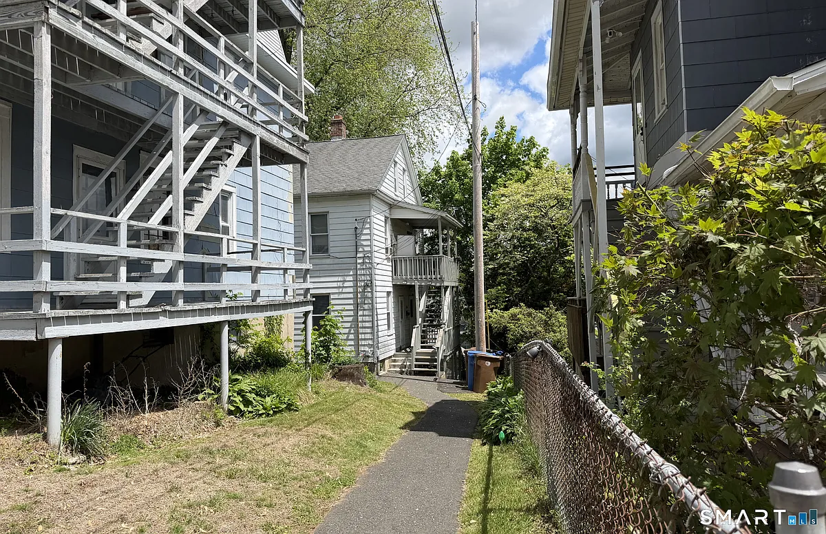 Building Photo - 109 1/2 Oak Ave