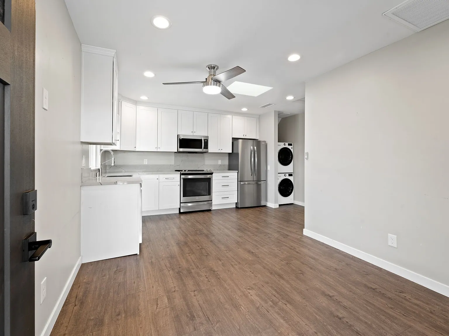 2 bed, 2.0 bath, 750 sqft, $3,195 — Photo 2