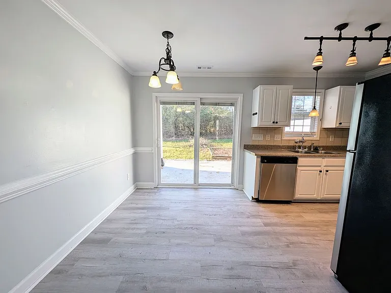 102 Cottage Ct — Photo 4