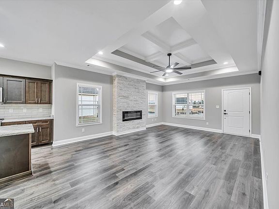 5th image of 212 Eric Ct