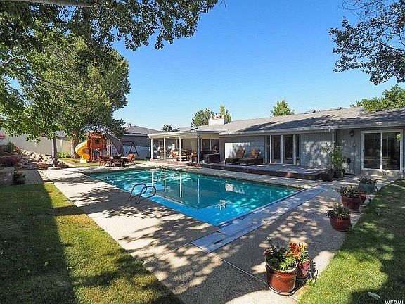 3rd image of 1063 S Oak Hills Way