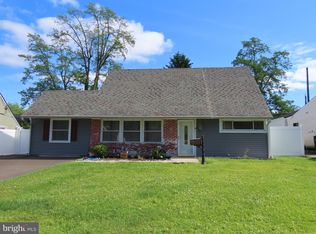 17 Indigo Rd, Levittown, PA 19057