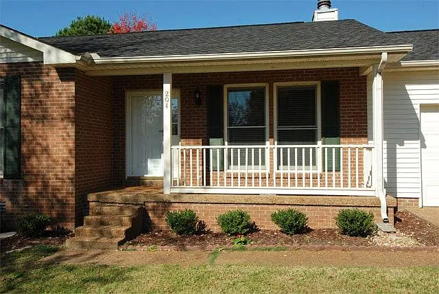 3 bed, 1350 sqft, $2,500 — Photo 2